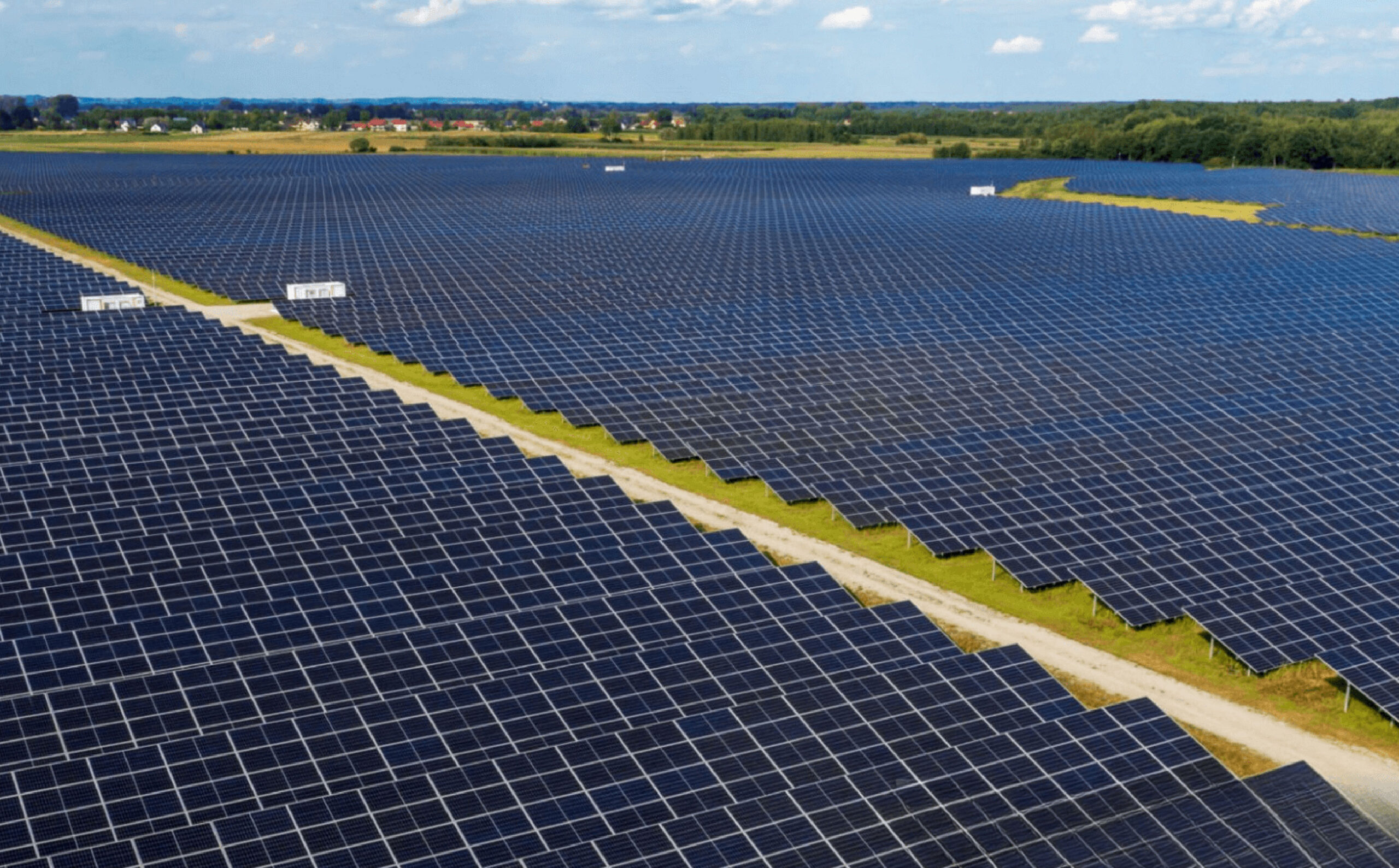 Solar panels under blue Indian sky – India 125GW milestone
