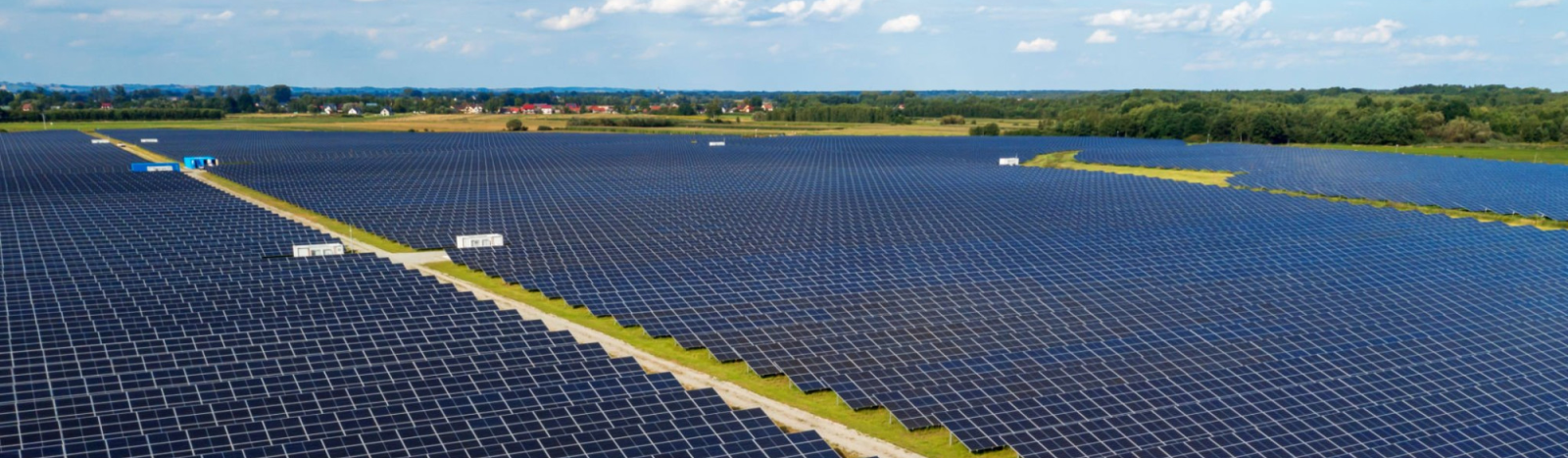 Solar panels under blue Indian sky – India 125GW milestone